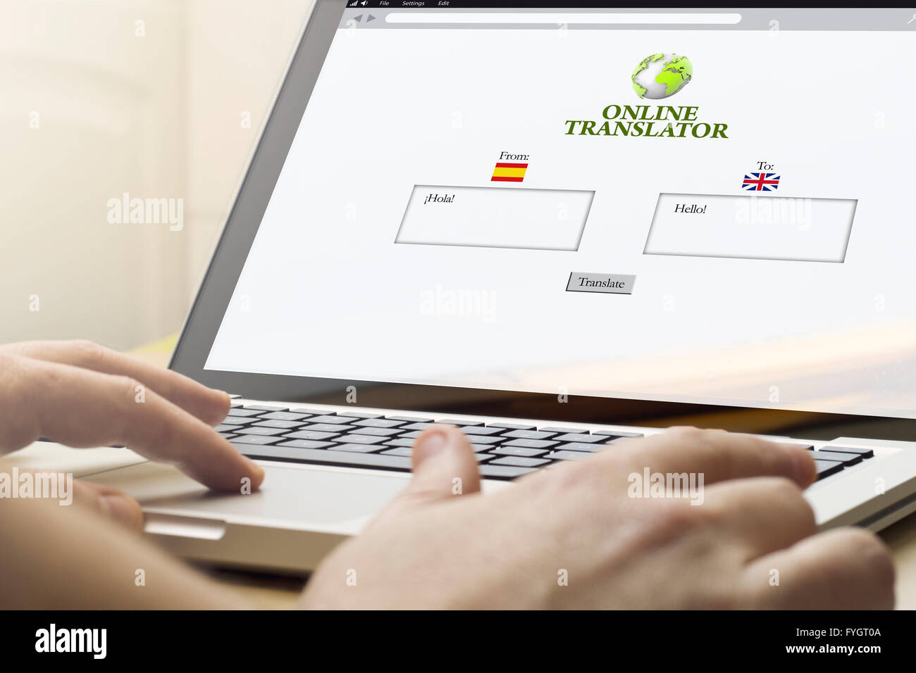Nouvelles technologies concept : l'homme à l'aide d'un ordinateur portable avec le traducteur en ligne site web sur l'écran. Écran graphique sont constitués. Banque D'Images