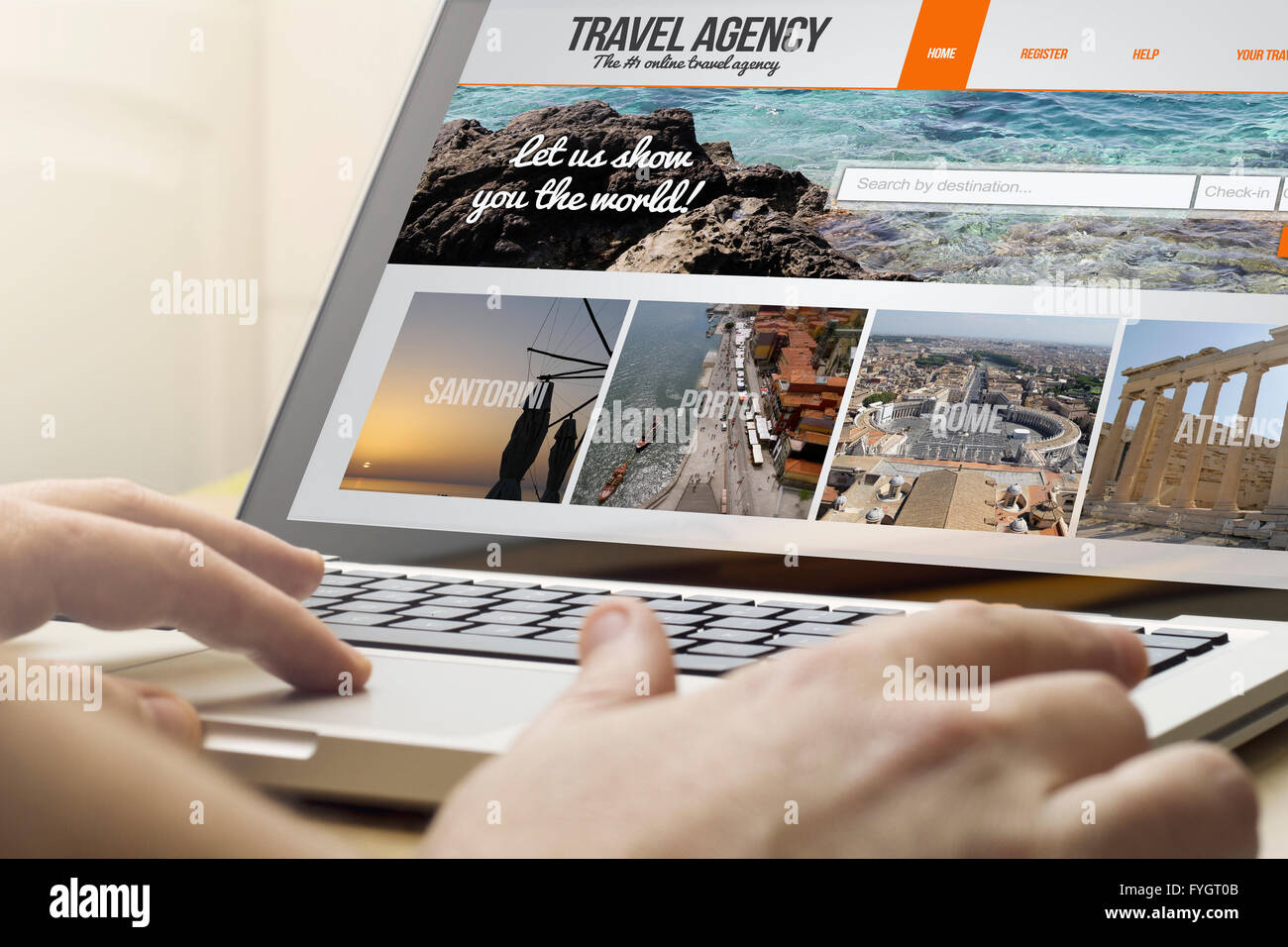 Online Travel concept : l'homme à l'aide d'un ordinateur portable avec l'agence de voyage à l'écran. Écran graphique sont constitués. Banque D'Images