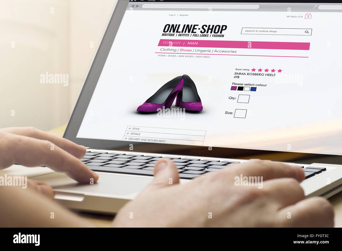 Accueil boutique en ligne concept : l'homme à l'aide d'un ordinateur portable pour faire du shopping Banque D'Images