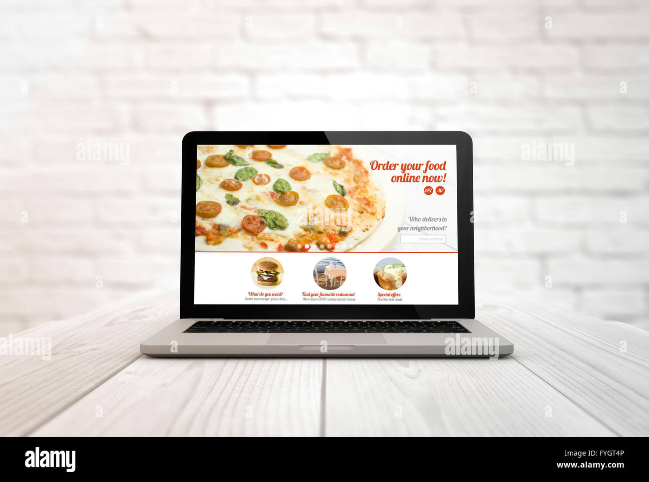 Concept ecommerce : ordinateur portable sur une table en bois montrant commander des aliments site web en ligne. Écran graphique sont constitués. Banque D'Images