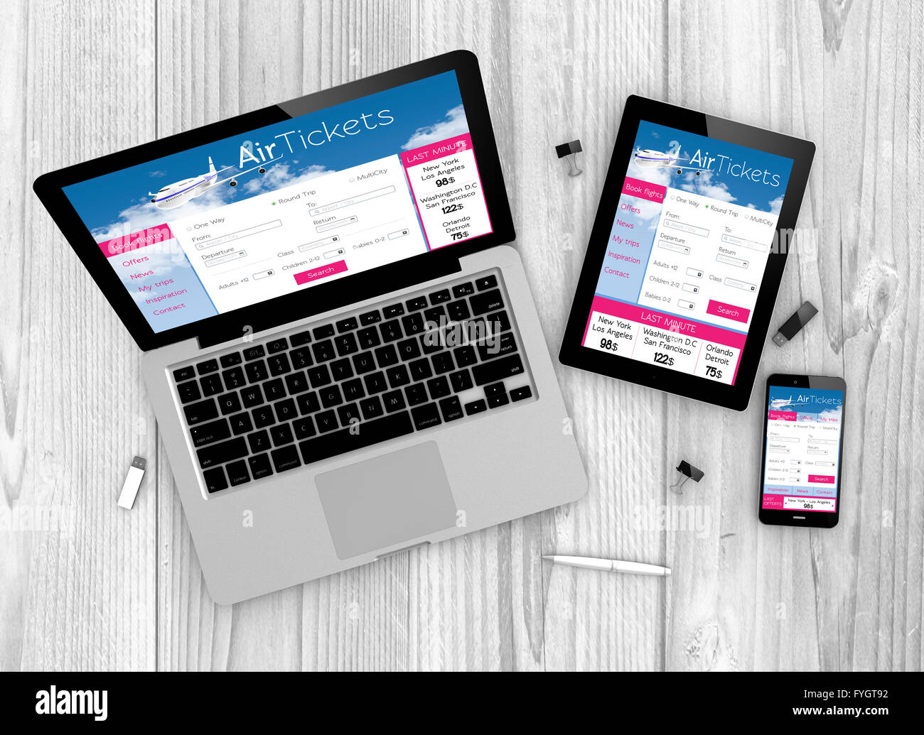 Les appareils numériques générés sur une table en bois. ordinateur portable, tablette et smartphone blanc avec composé réactif site de vol du billet Banque D'Images