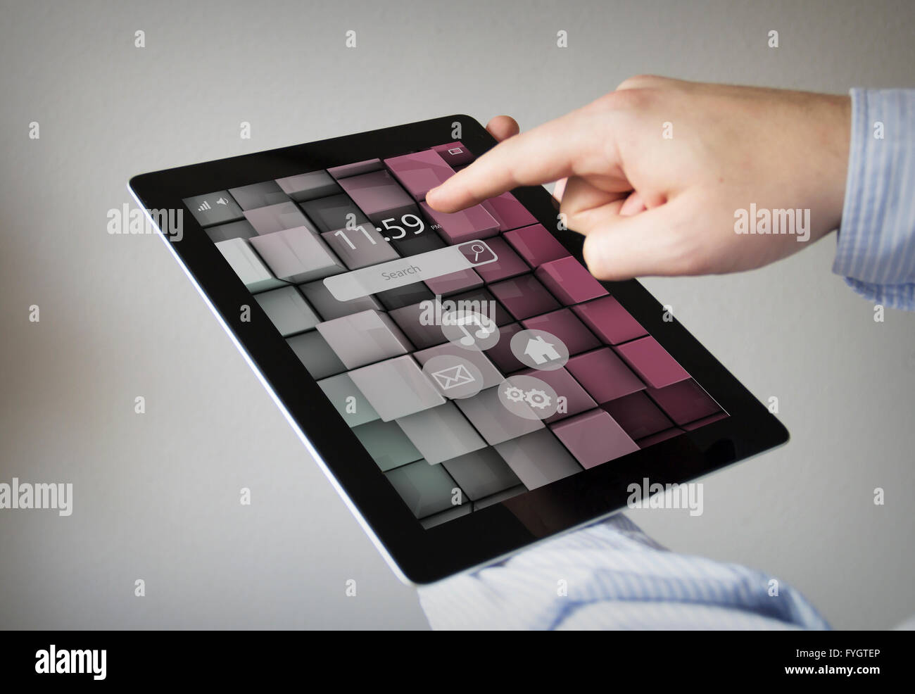 Concept d'interactivité : les mains à l'écran tactile Tablet device Banque D'Images