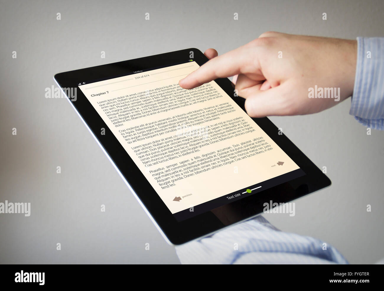 Nouvelles technologies concept : les mains à l'écran tactile du livre électronique Banque D'Images