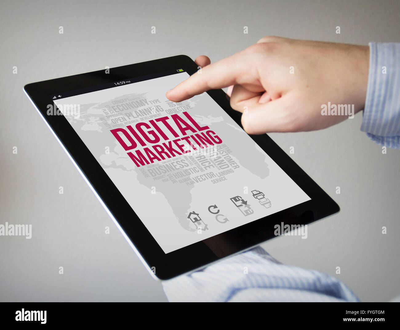 Nouvelles technologies concept : les mains à l'écran tactile Tablet avec interface générée par ordinateur digital marketing Banque D'Images