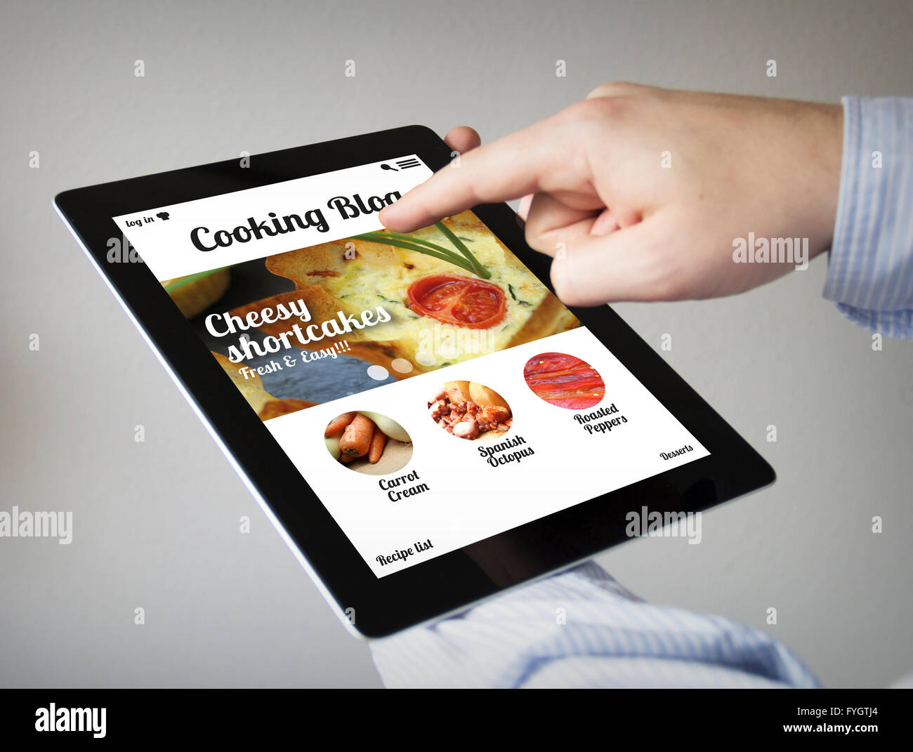 Nouvelles technologies concept : les mains à l'écran tactile Tablet avec plaques de site sur l'écran Banque D'Images