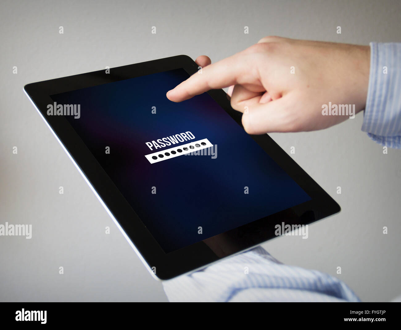 Concept de sécurité nouvelles technologies : les mains à l'écran tactile Tablet avec formulaire de mot de passe Banque D'Images