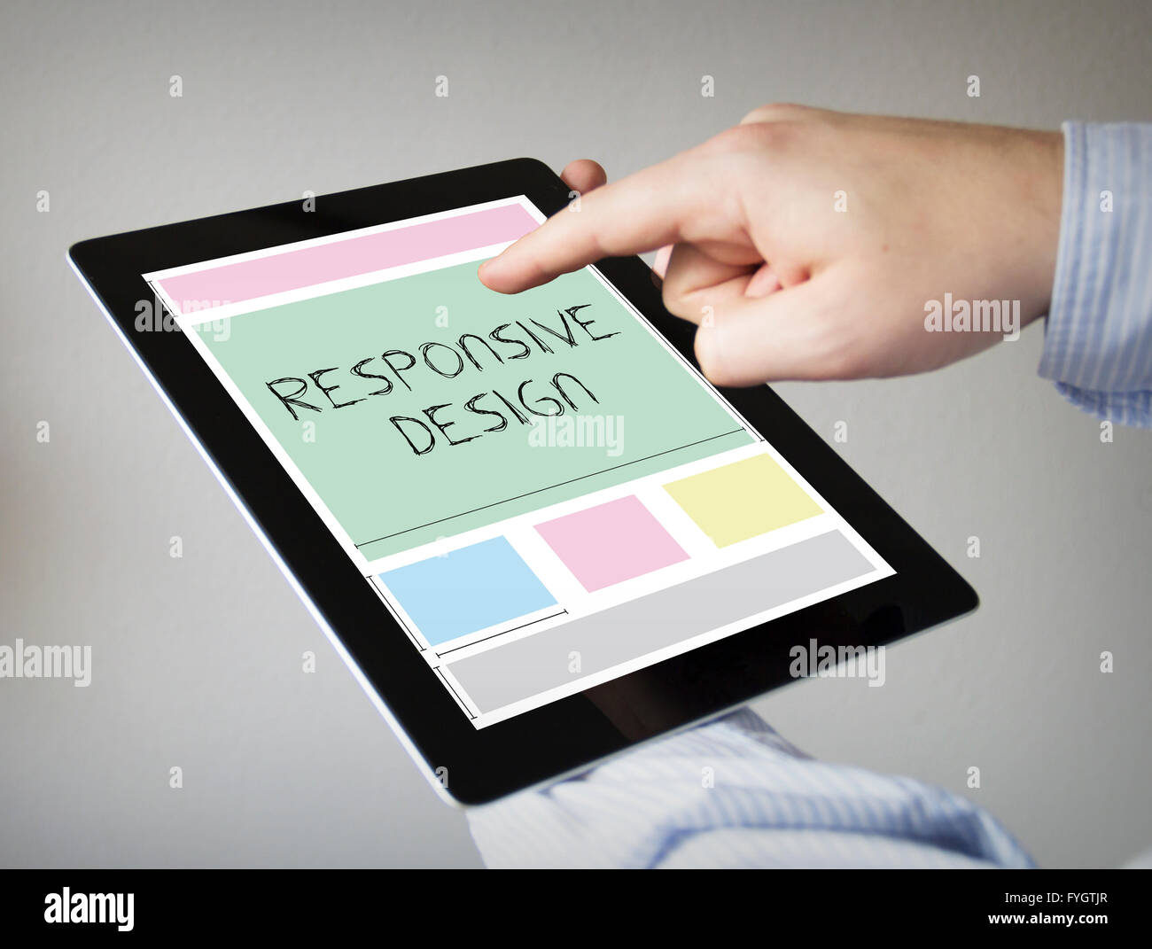 Nouvelles technologies concept : les mains à l'écran tactile Tablet avec responsive design wireframe Banque D'Images