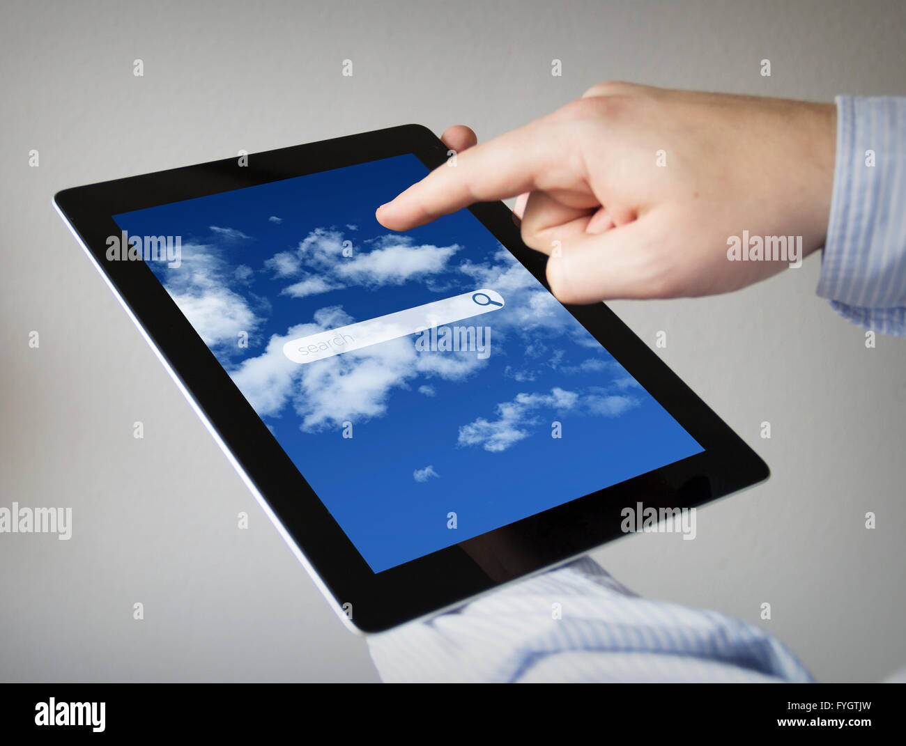 Nouvelles technologies concept : les mains à l'écran tactile Tablet avec formulaire de demande de recherche Banque D'Images