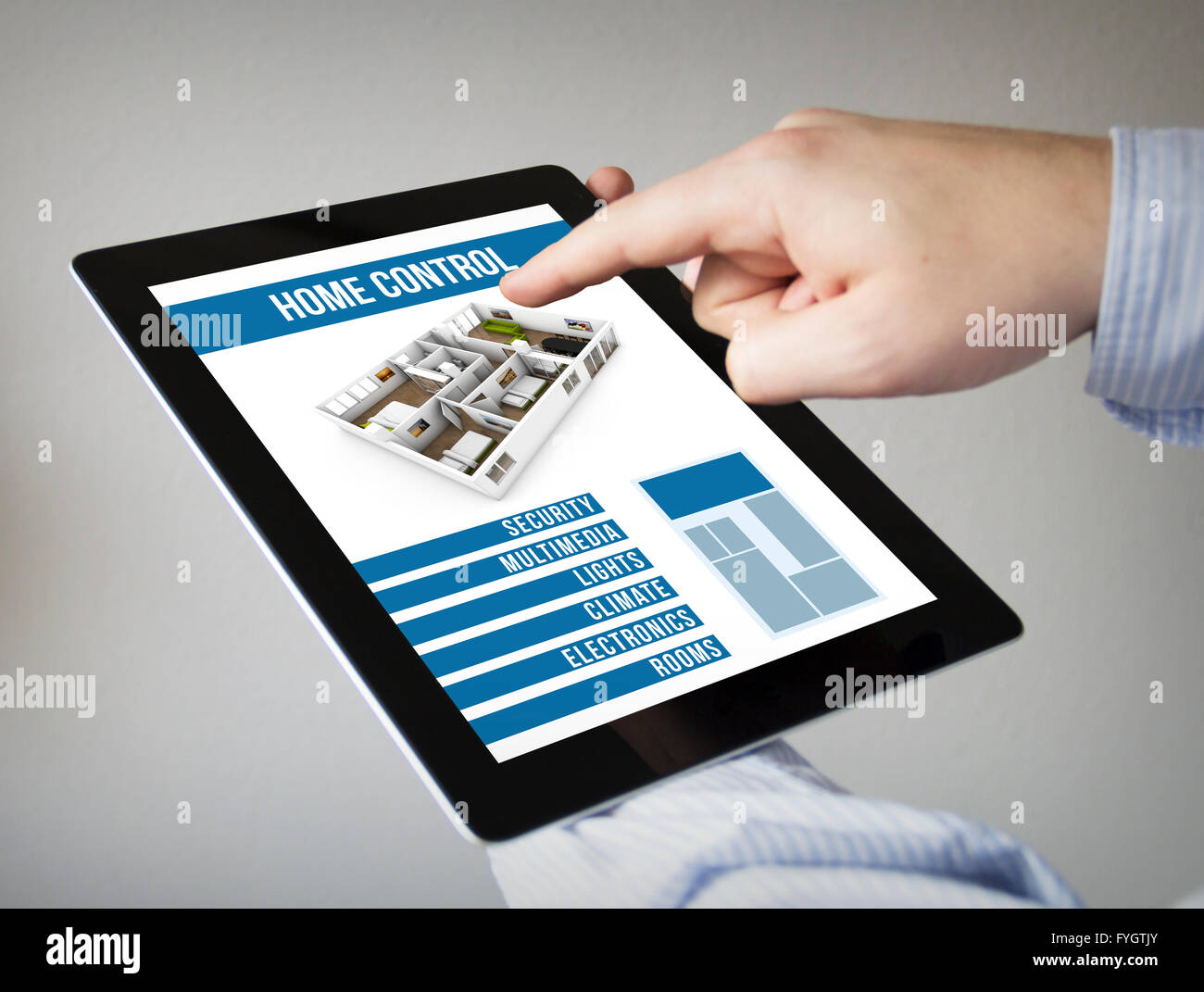 Nouvelles technologies concept : les mains à l'écran tactile Tablet avec smart home control app Banque D'Images