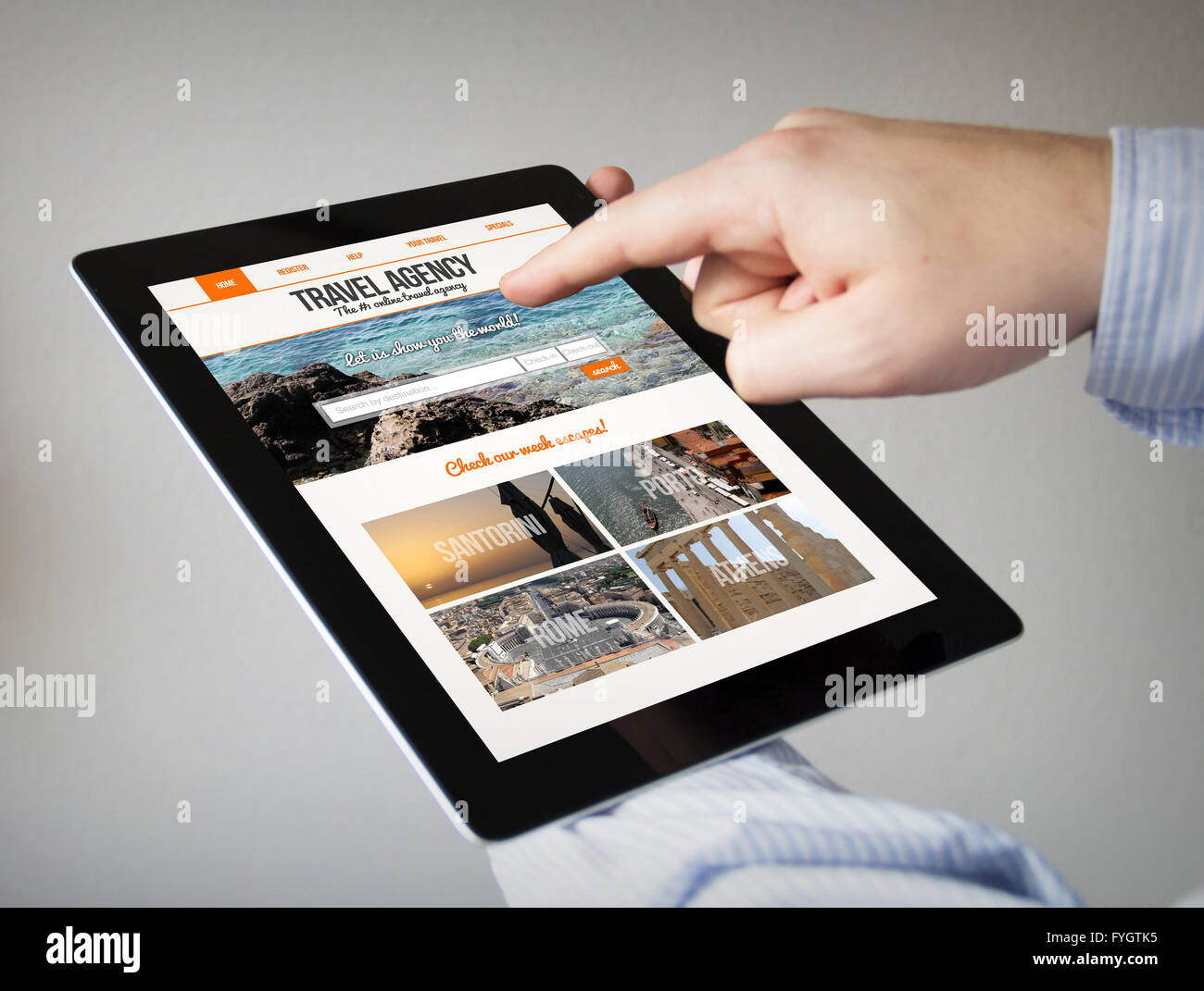 Nouvelles technologies concept : les mains à l'écran tactile Tablet avec agence de voyages site sur écran. Écran graphique sont constitués. Banque D'Images
