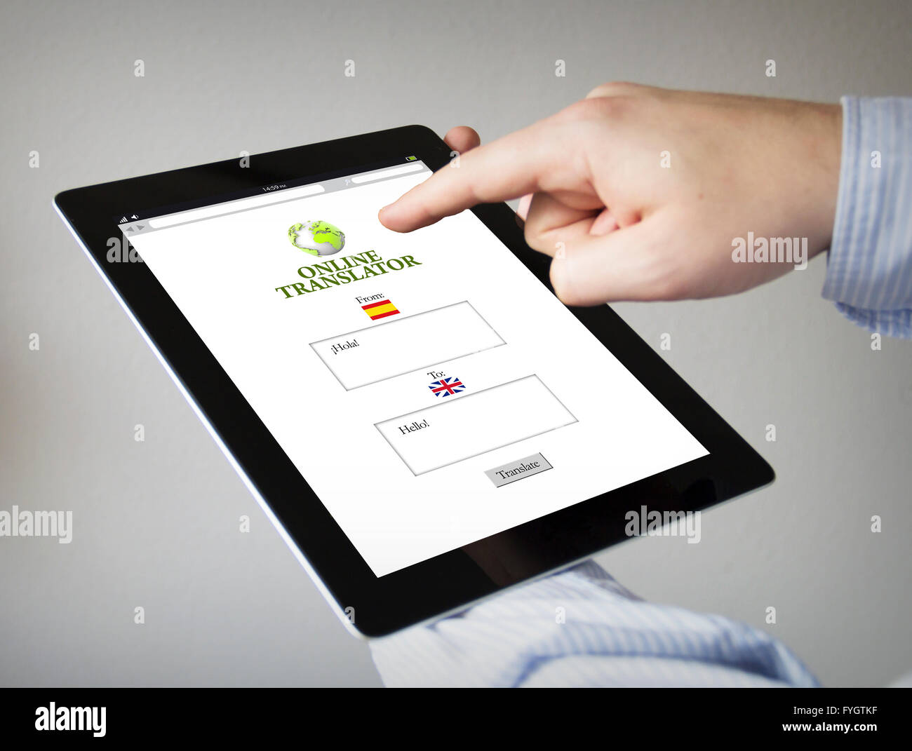 Nouvelles technologies concept : les mains à l'écran tactile Tablet avec traducteur en ligne sur l'écran. Écran graphique sont constitués. Banque D'Images