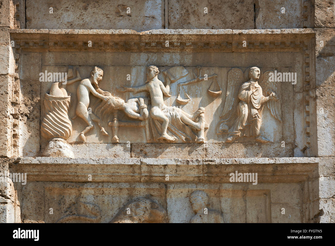 Sculpture du Jugement Dernier, doom day,façade romane du xiie siècle de la Chiesa di San Pietro extra moenia, Spoleto Banque D'Images