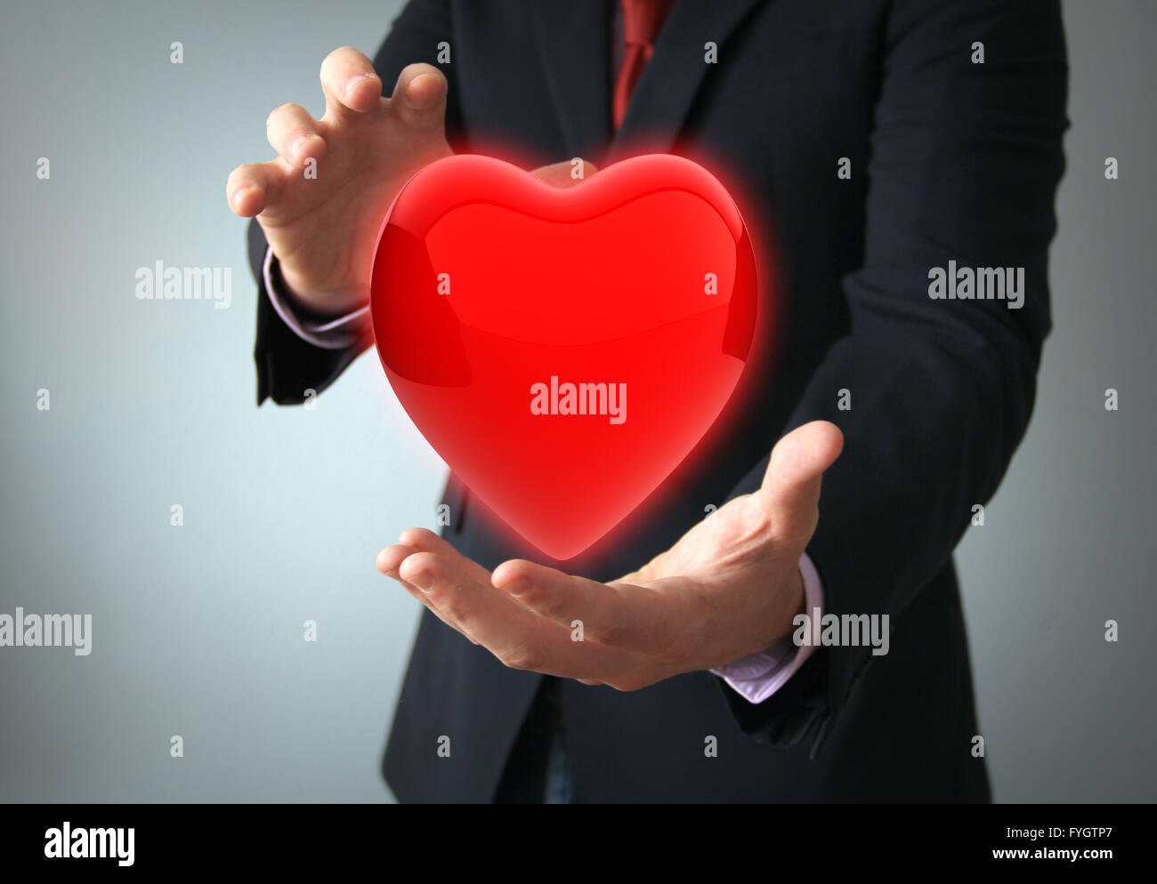 L'assurance-santé ou d'amour concept concept : foyer avec electro sur les mains d'un homme d'affaires Banque D'Images