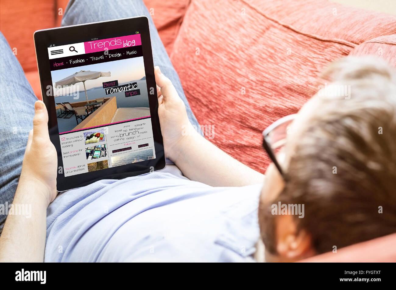 La technologie moderne concept : un blog à tendances tablet pc sur le canapé Banque D'Images