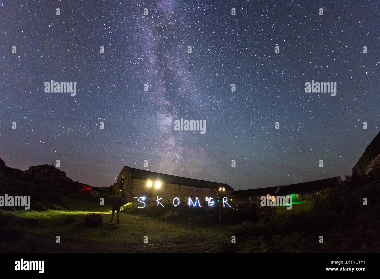 Voie Lactée sur l'hébergement gîte rural sur l'île de Skomer peint avec la lumière parole de Skomer avec une torche - Pembrokeshire Banque D'Images