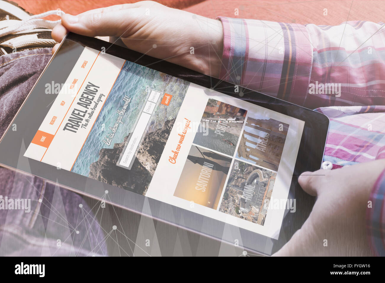 Close-up view of man holding a tablet showing agence de voyage en ligne. online travel concept de branche. Tous les graphiques de l'écran sont prises Banque D'Images