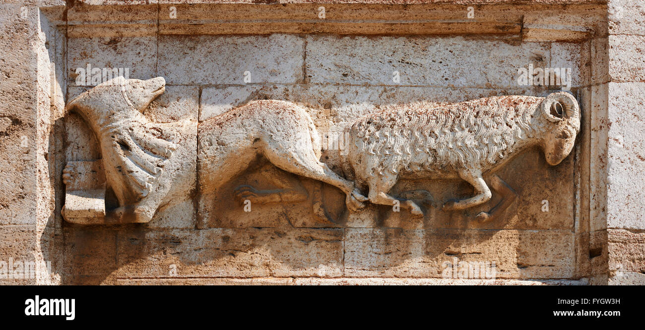 Sculpture bas-relief sur la façade romane du xiie siècle de la Chiesa di San Pietro extra Moenia, Spoleto, Italie Banque D'Images