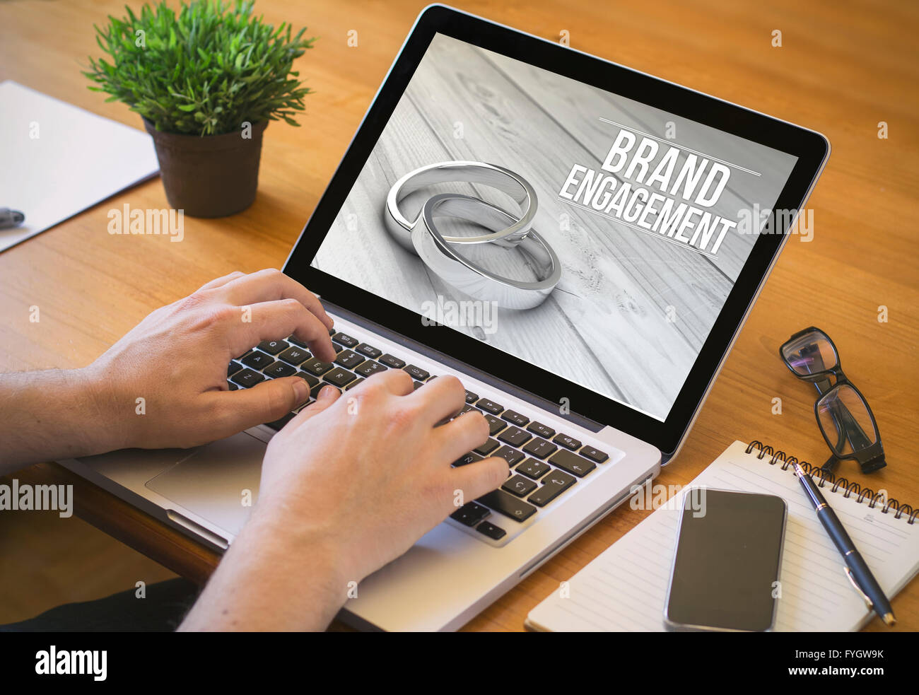 Marketing en ligne l'engagement de la marque concept. Close-up Vue de dessus d'un businessman working on laptop. Tous les écrans graphiques sont composé Banque D'Images