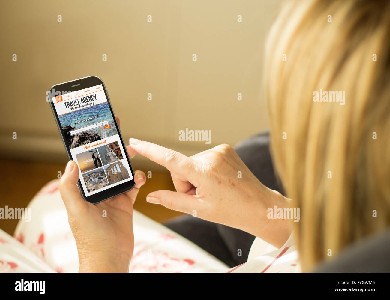 L'agence de voyage moderne concept : smartphone tactile 3D généré avec agence de voyages site sur écran. Écran Banque D'Images