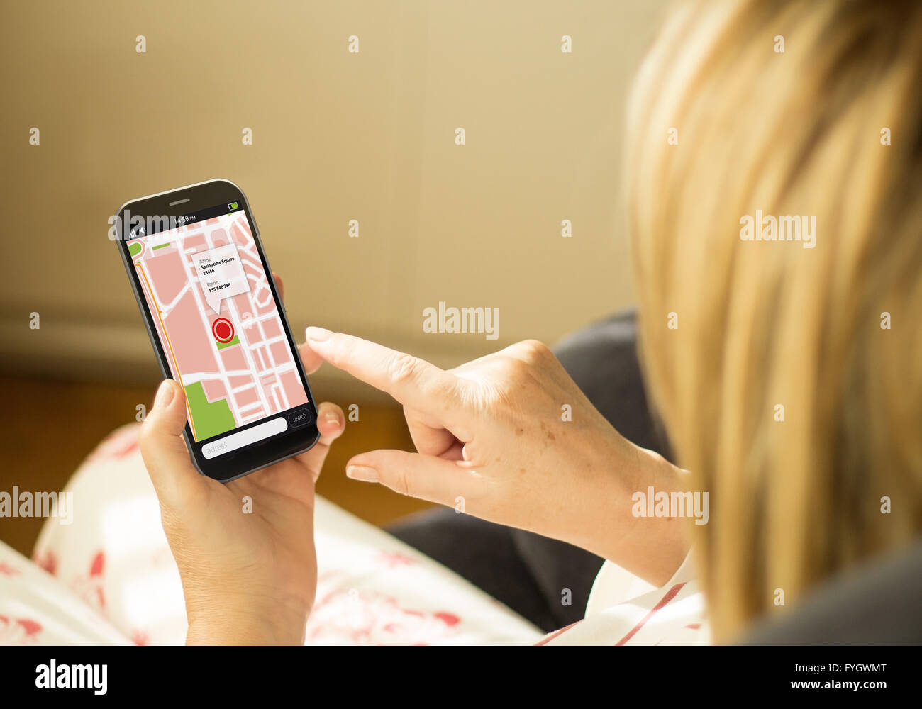 La technologie GPS et concept : femme avec une carte 3d sur smartphone écran tactile généré. Tous les graphiques de l'écran constitué. Banque D'Images