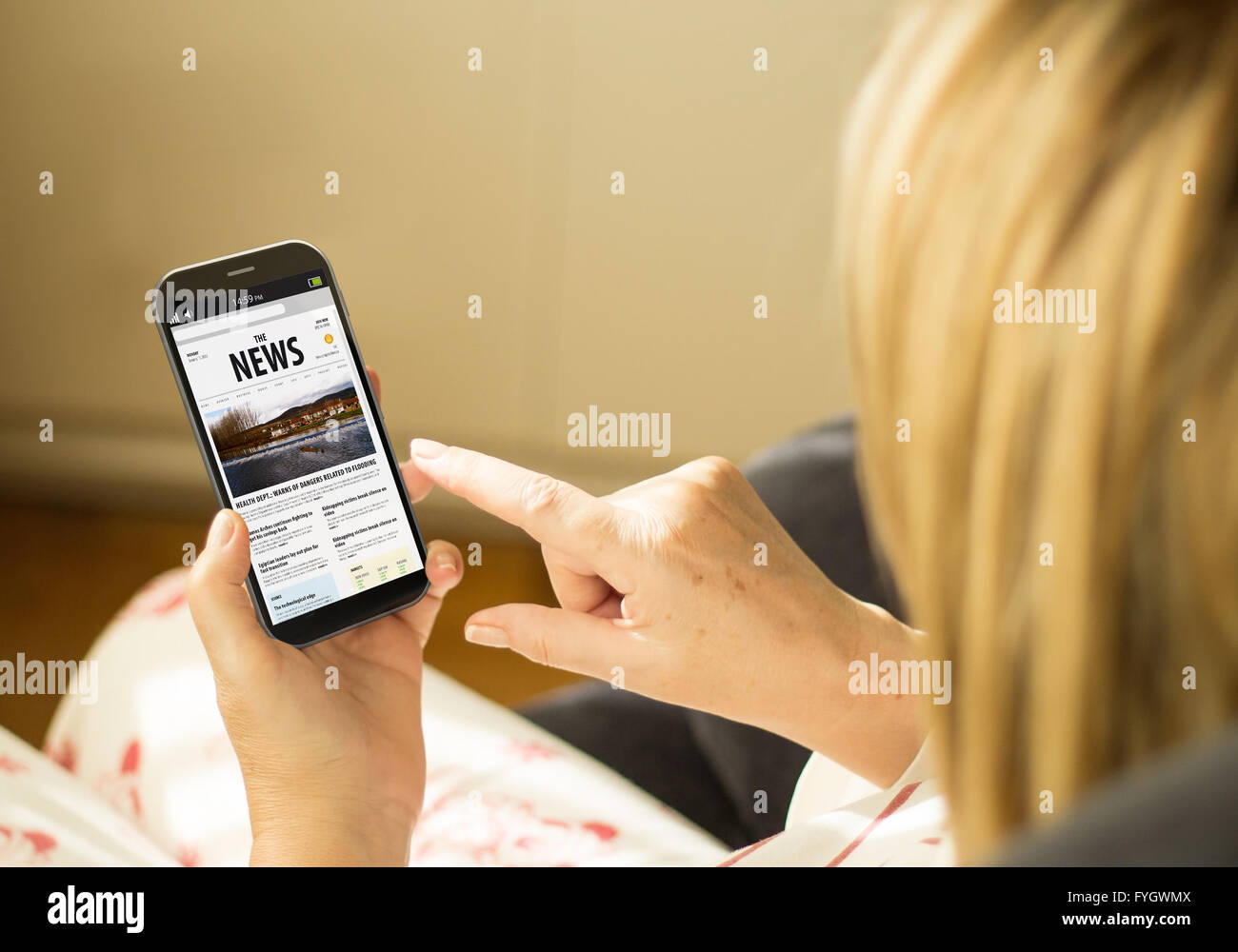 La mobilité et les communications modernes concept : jeune femme avec un smartphone 3D généré avec news site sur l'écran. Tous les écran Banque D'Images