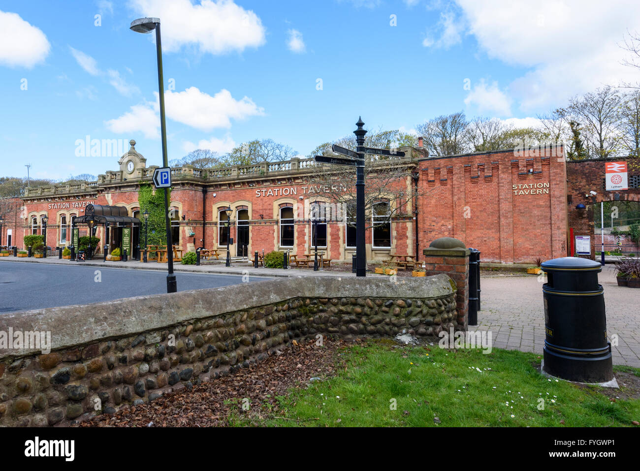 Vue de la façade de l'ancienne gare ferroviaire bâtiment dans Lytham, Lancashire transformé en restaurant et bar Banque D'Images