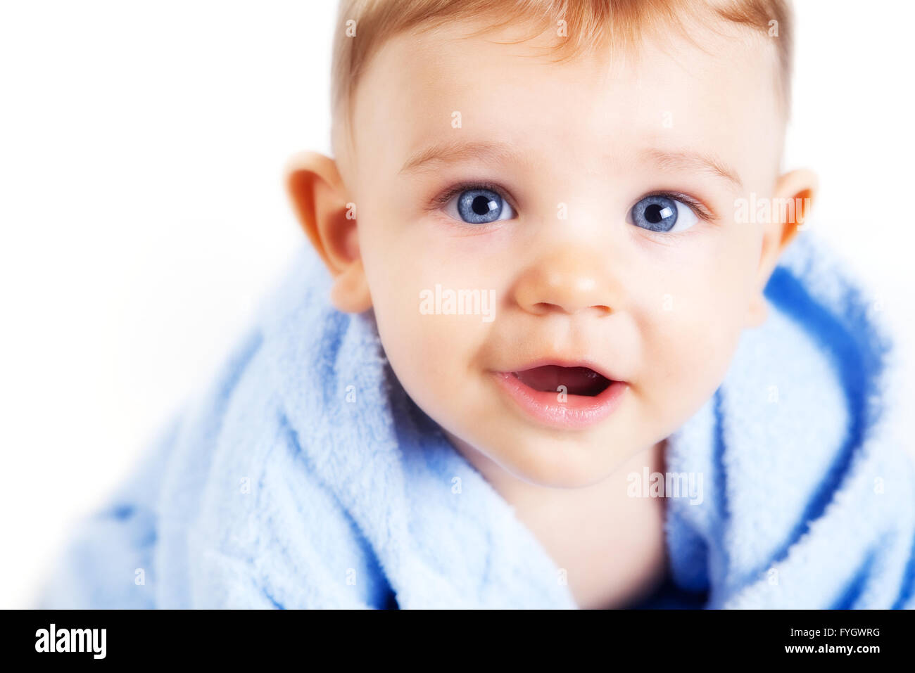 Visage de Bébé garçon aux yeux bleus sur fond blanc Banque D'Images