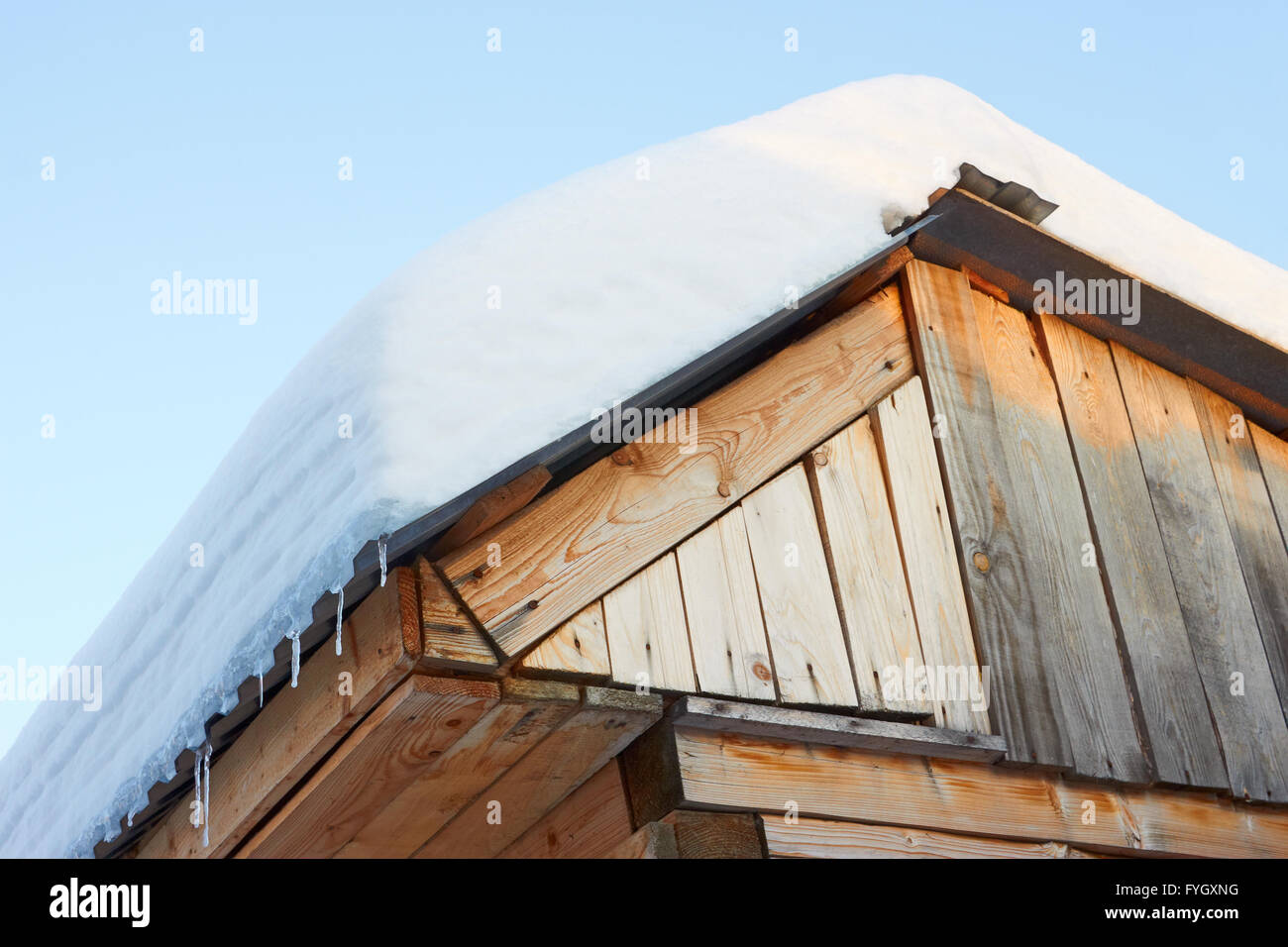 De toit en bois rustique avec de la neige Banque D'Images