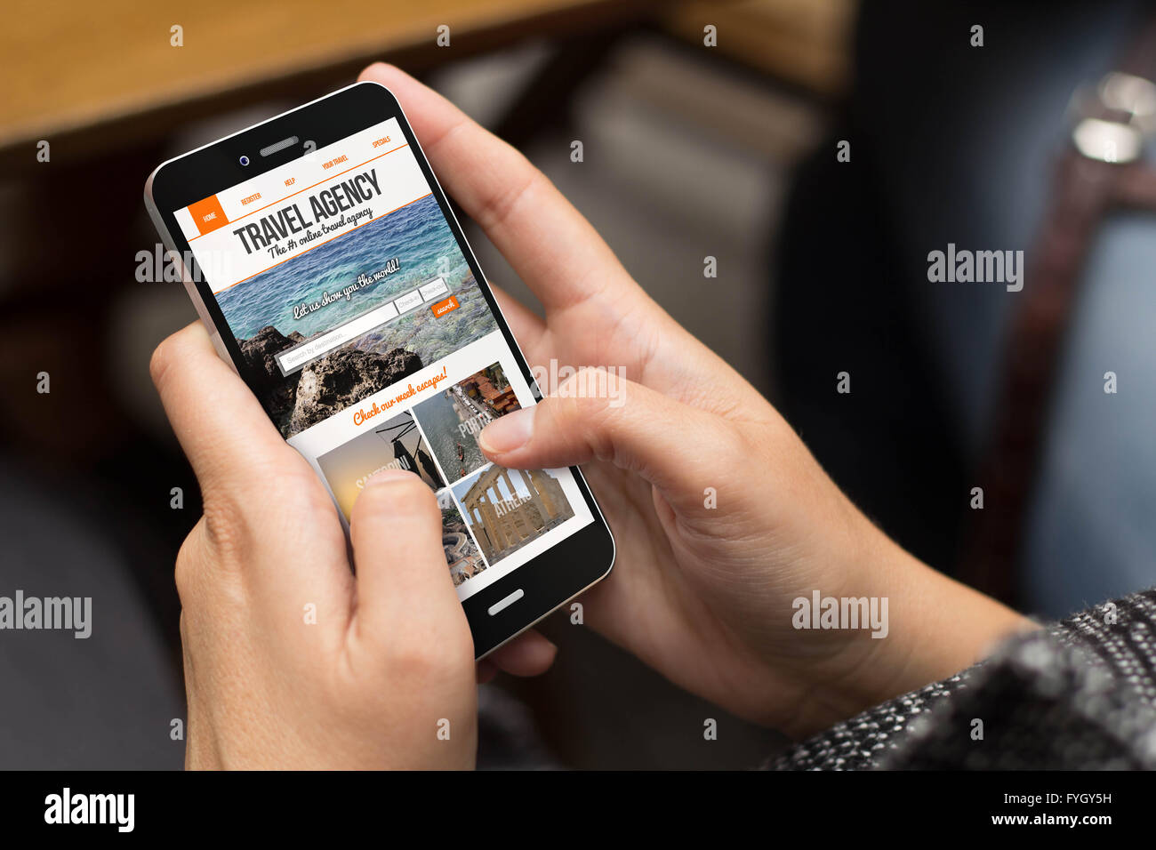Concept de voyage : à l'aide d'un téléphone numérique généré avec agence de voyages site sur écran. Tous les graphiques de l'écran sont constitués. Banque D'Images