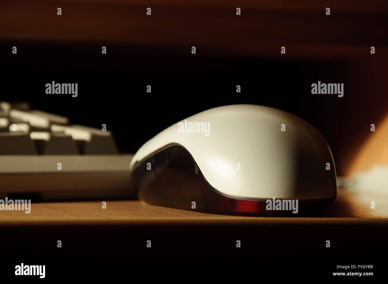 Souris d'ordinateur optique dans le noir Banque D'Images