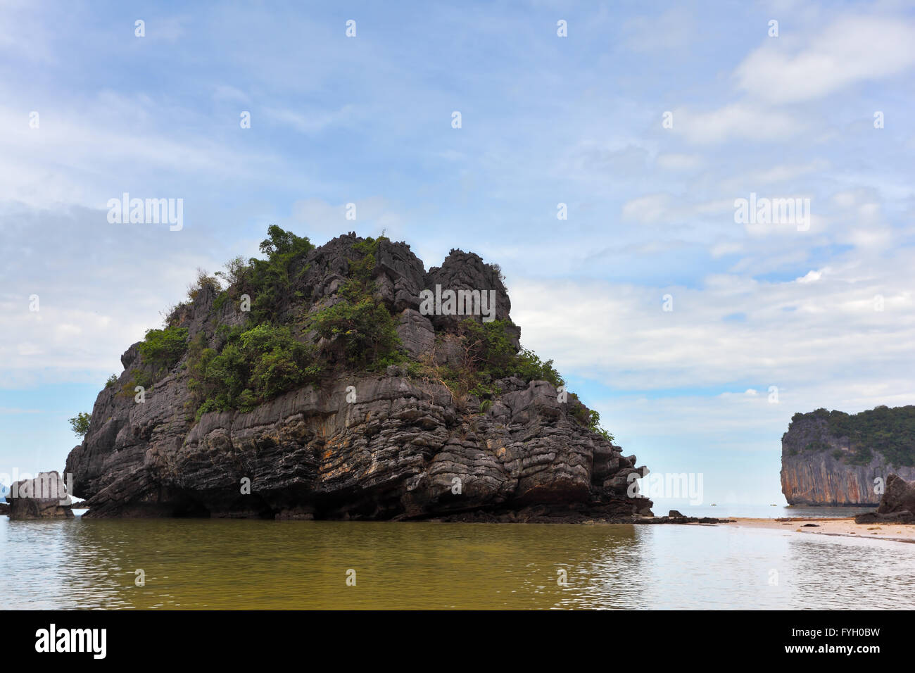 Baie pittoresque dans le golfe de Thaïlande est entouré par les îles - rochers de différentes formes. Matin brumeux après une forte tempête Banque D'Images
