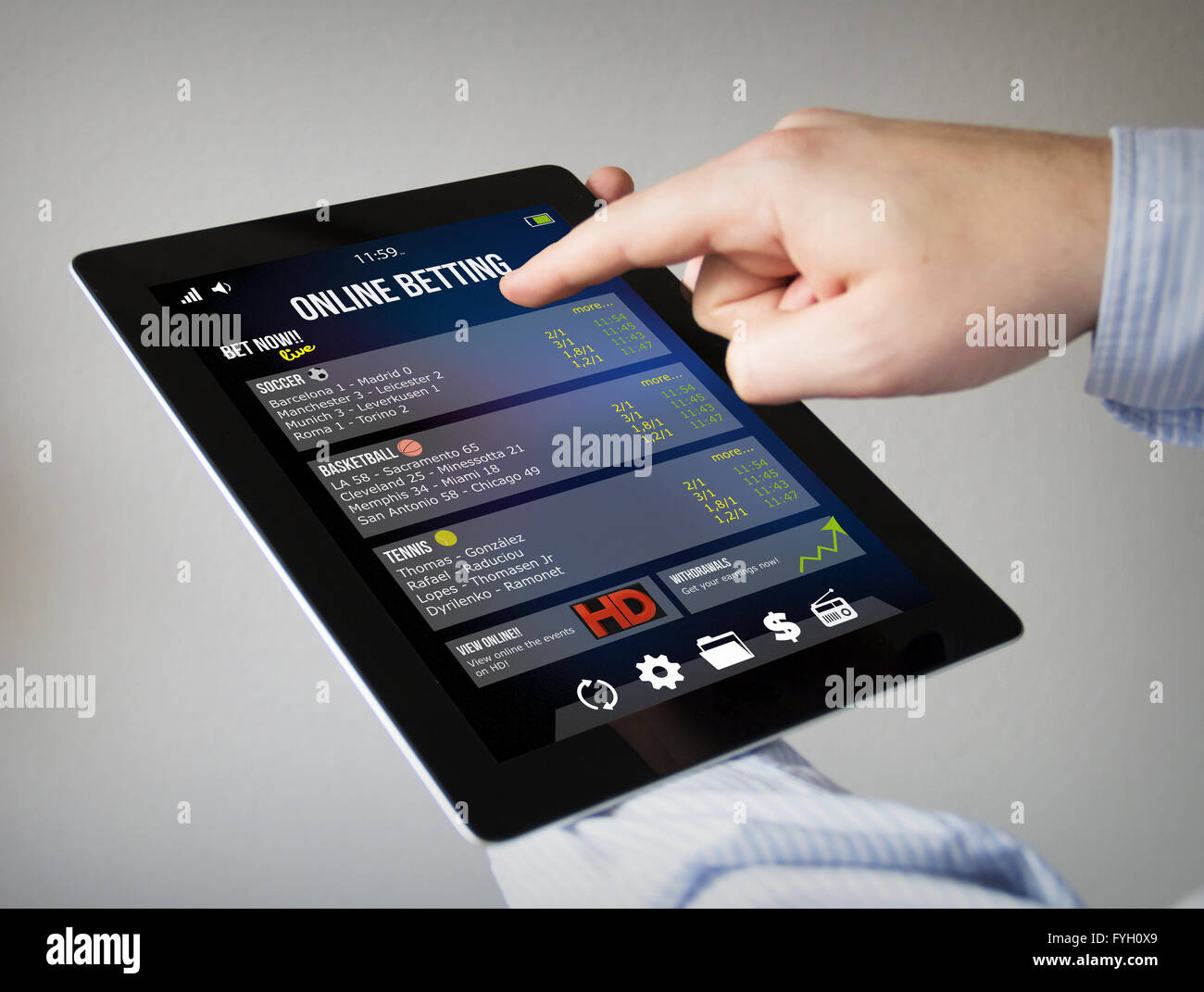 Nouvelles technologies concept : les mains à l'écran tactile Tablet paris en ligne Banque D'Images