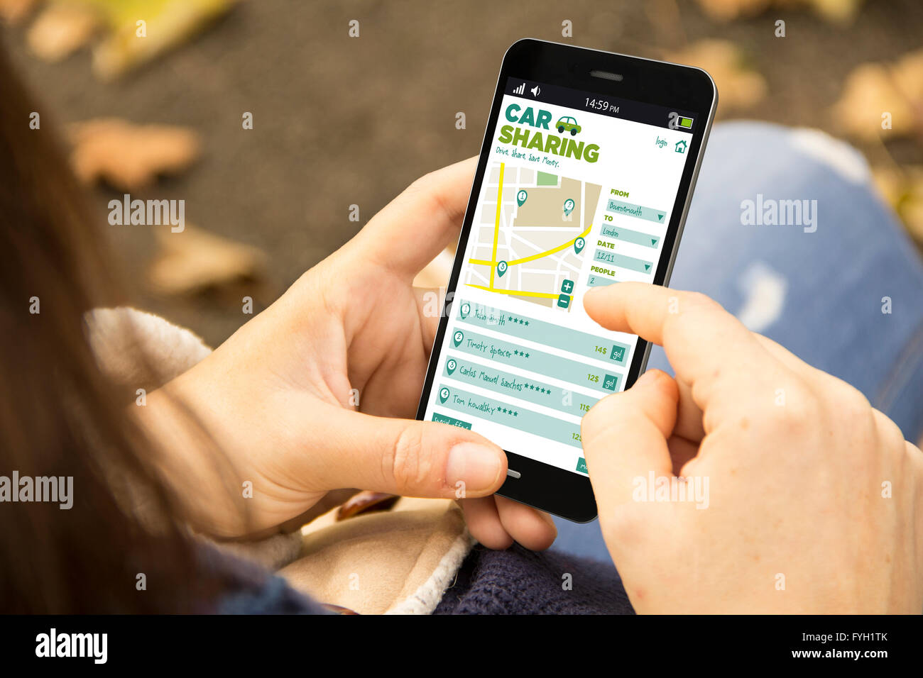 Tourisme gps et concept : woman holding a généré 3d smartphone avec application de partage de voiture sur l'écran. Graphiques à l'écran sont faites Banque D'Images