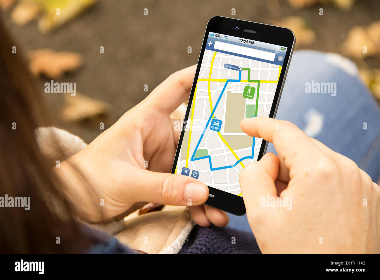 Tourisme gps et concept : woman holding a généré en 3d avec navigation smartphone app sur l'écran. Graphiques à l'écran sont faites Banque D'Images
