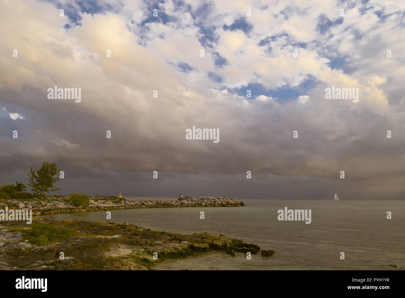 Plage de rochers paysage nuageux dans la mer et le calme de l'eau. Banque D'Images