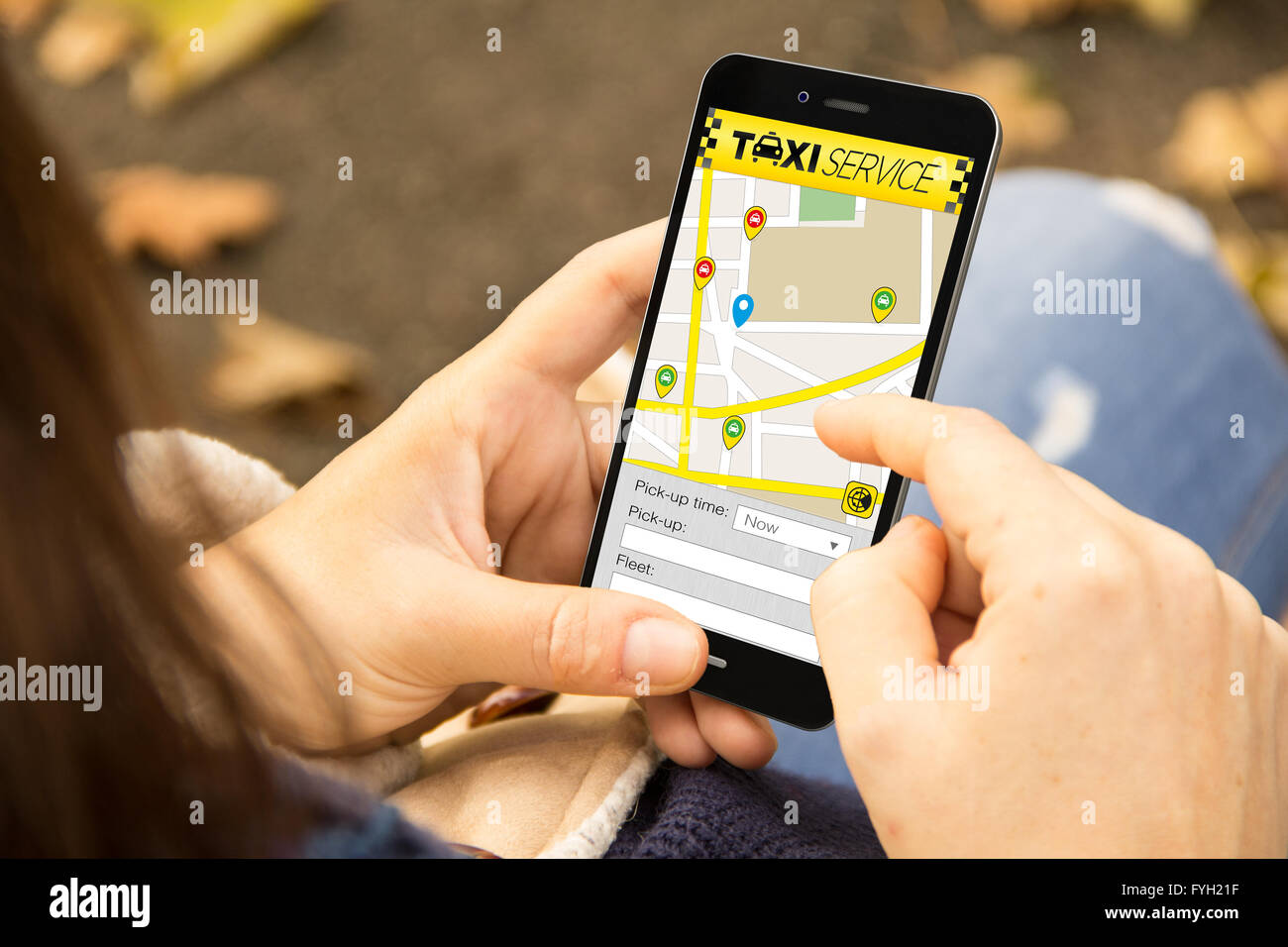 Concept conection : jeune femme avec l'application taxi phone au parc. Tous les graphiques de l'écran sont constitués. 3D généré. Banque D'Images