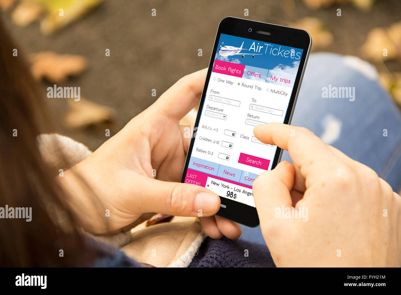 E-commerce concept : jeune femme avec entrées vols téléphone demande au parc. Tous les graphiques de l'écran sont constitués. Banque D'Images