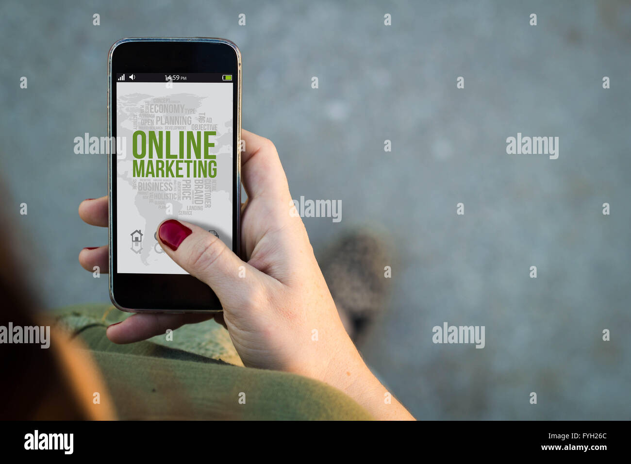 Vue de dessus de la femme marchant dans la street en utilisant son téléphone portable avec le marketing en ligne à l'écran. Tous les graphiques de l'écran sont constitués. Banque D'Images