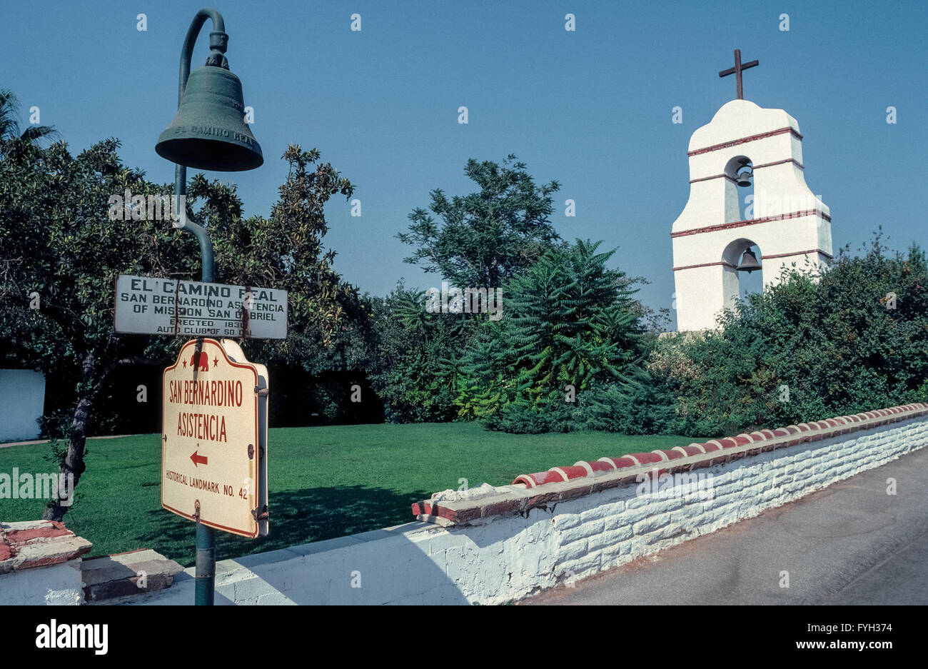 Un clocher marque le site de 1830 reconstruit les bâtiments historiques de Rancho San Bernardino, un avant-poste de Mission Espagnole San Gabriel pour ses activités de pâturage du bétail dans l'actuel Redlands, Californie, USA. La saison appelé incorrectement en espagnol, l'estancia (ranch) a été abandonnée quatre ans plus tard par la mission et de l'adobe bâtiments sont tombés en ruine. Un système modernisé de la re-création ouvert aux visiteurs en 1937. Asistencia d'aujourd'hui est un monument historique et est près d'une cloche en fonte qui marque El Camino Real (la route royale) de 21 missions espagnoles de haut en bas l'Etat. Banque D'Images