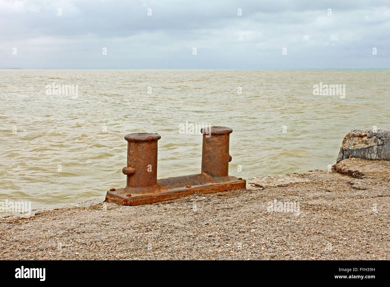Bittes d'amarrage rusty Banque D'Images