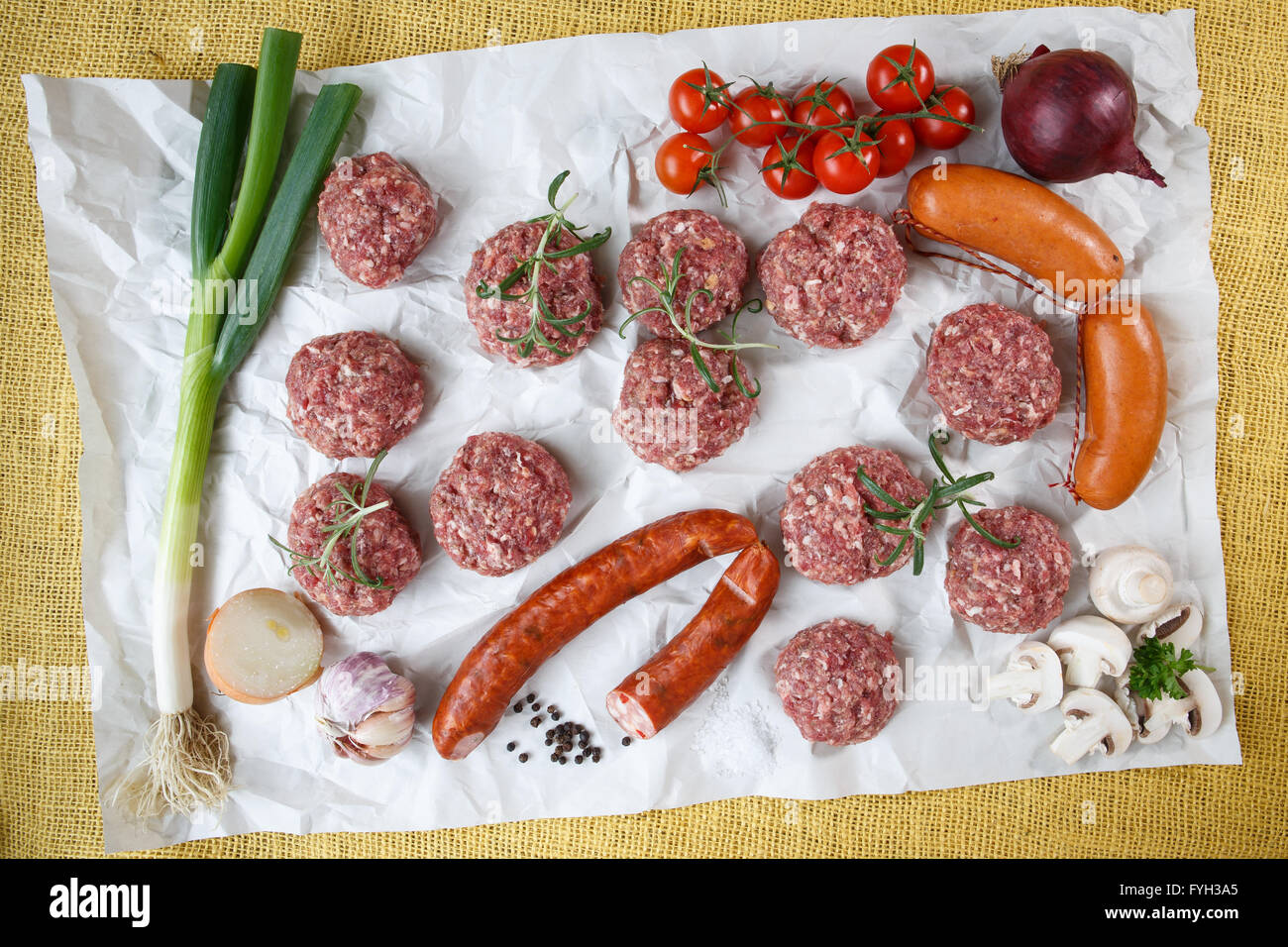 La viande hachée crue hamburger avec des herbes et épices préparé pour griller Banque D'Images