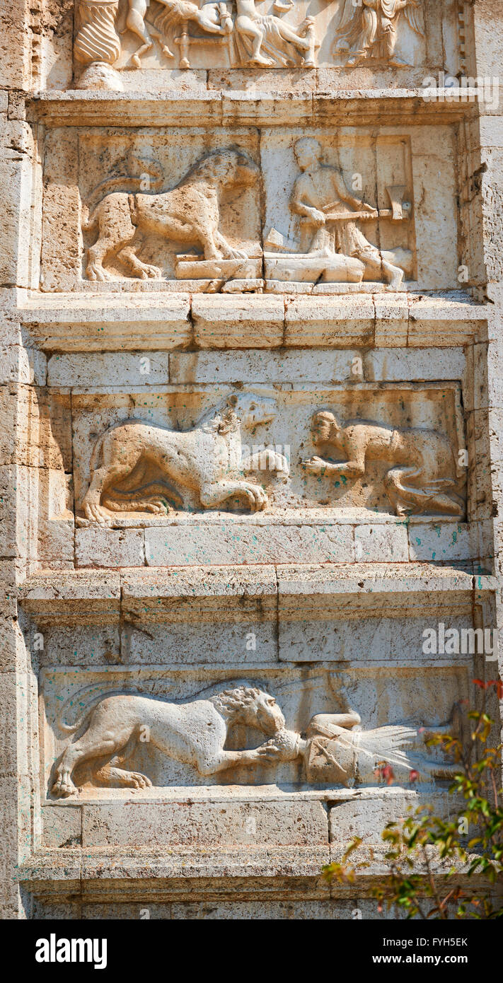 Sculpture bas-relief sur la façade romane du xiie siècle de la Chiesa di San Pietro extra Moenia, Spoleto, Italie Banque D'Images