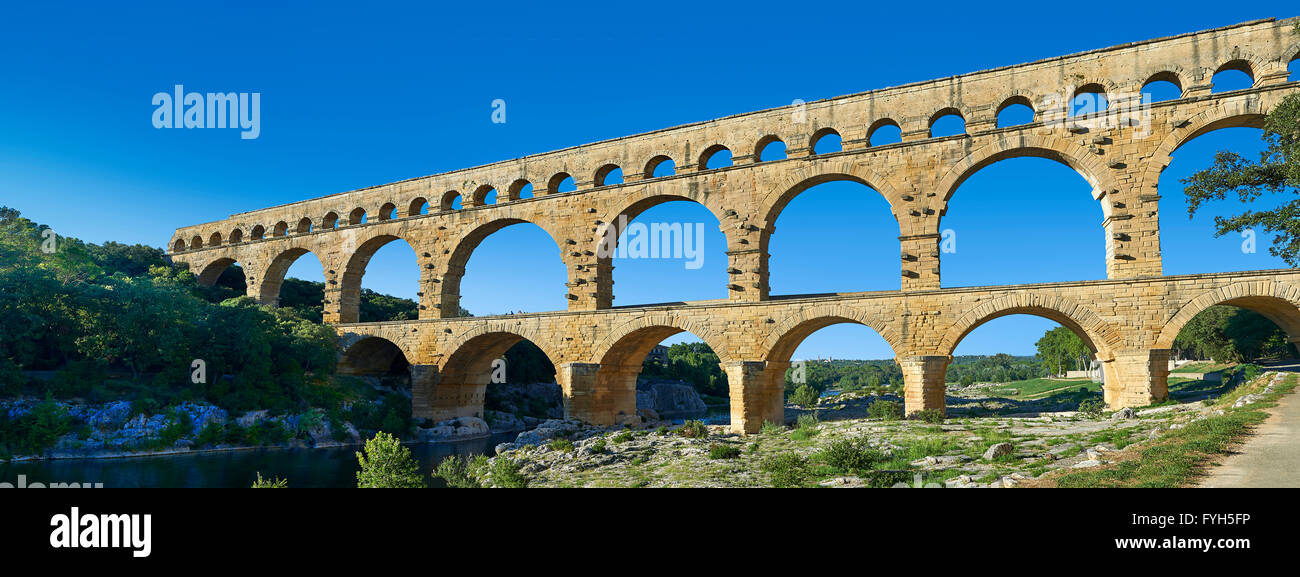 Photo de l'ancien aqueduc romain du Pont du Gard qui traverse la rivière Gardon près de Vers-Pon-du-Gard, France. Partie de Banque D'Images