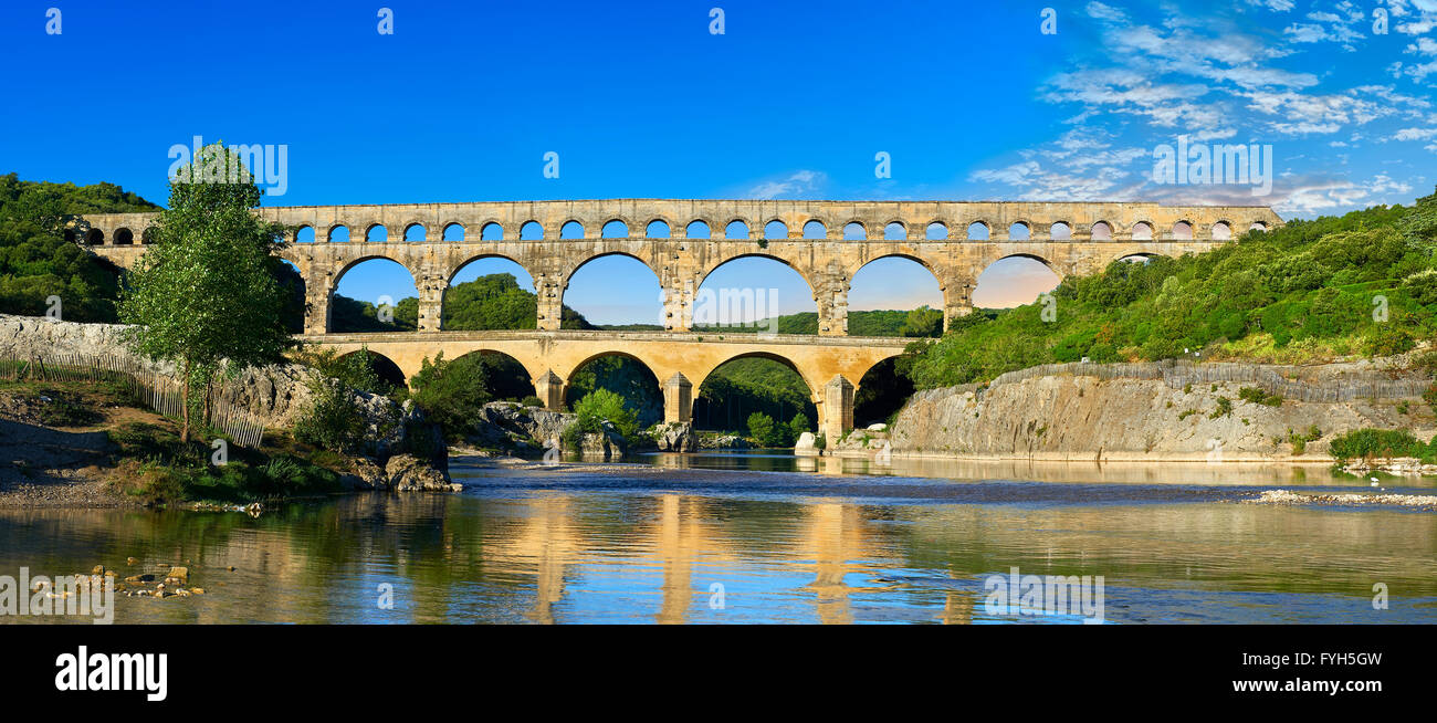 Photo de l'ancien aqueduc romain du Pont du Gard qui traverse la rivière Gardon près de Vers-Pon-du-Gard, France. Partie de Banque D'Images