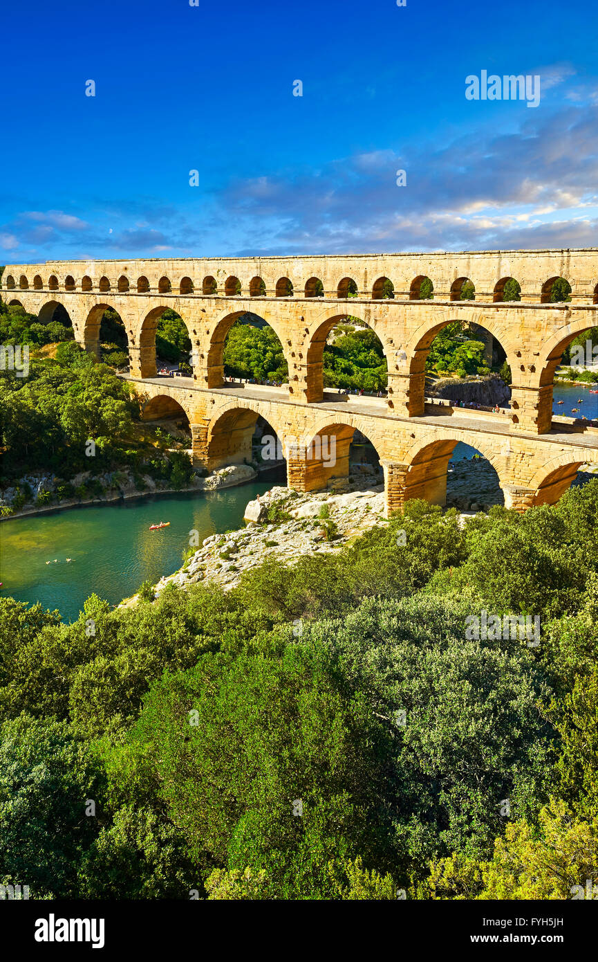 Photo de l'ancien aqueduc romain du Pont du Gard qui traverse la rivière Gardon près de Vers-Pon-du-Gard, France. Partie de Banque D'Images