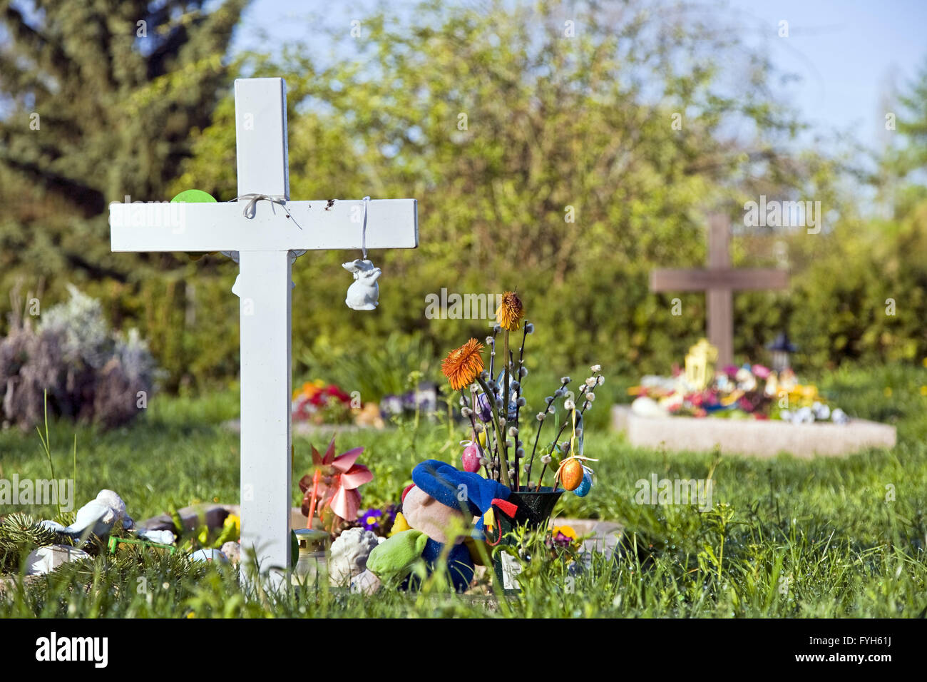 Tombe d'un enfant au cimetière, Berlin, Allemagne Banque D'Images