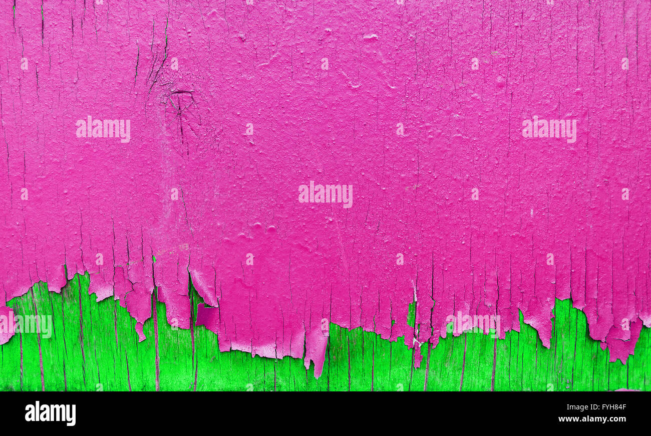 Peeling peinture rose et vert sur le mur en bois. Arrière-plan lumineux avec de la peinture. Banque D'Images