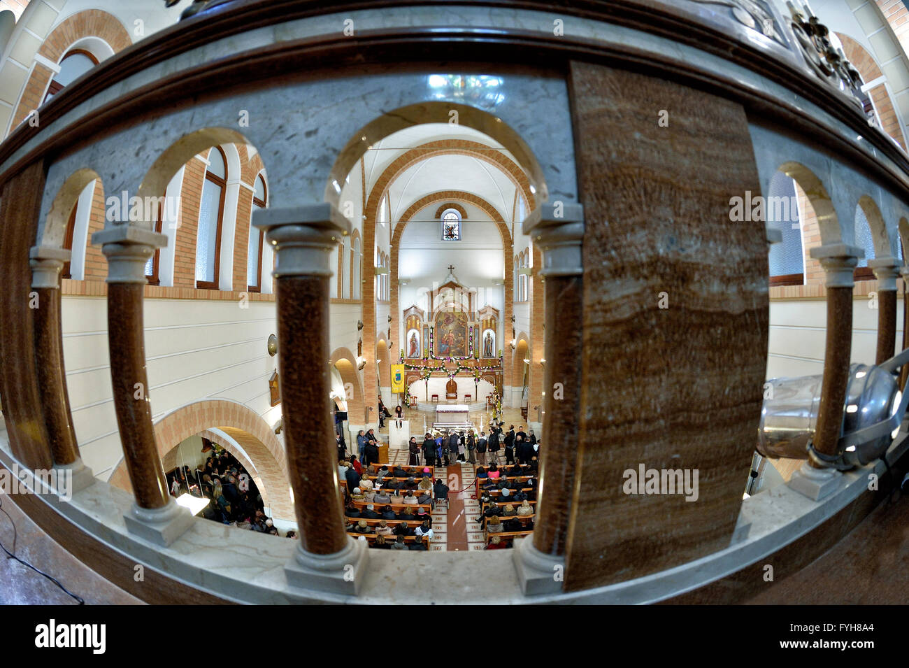 Italie Campanie, saint Pio da Pietrelcina, embrasse sa terre -Church et conventuel célébration de Mons. Francesco Orazio, évêque de Sessa Aurunca Banque D'Images