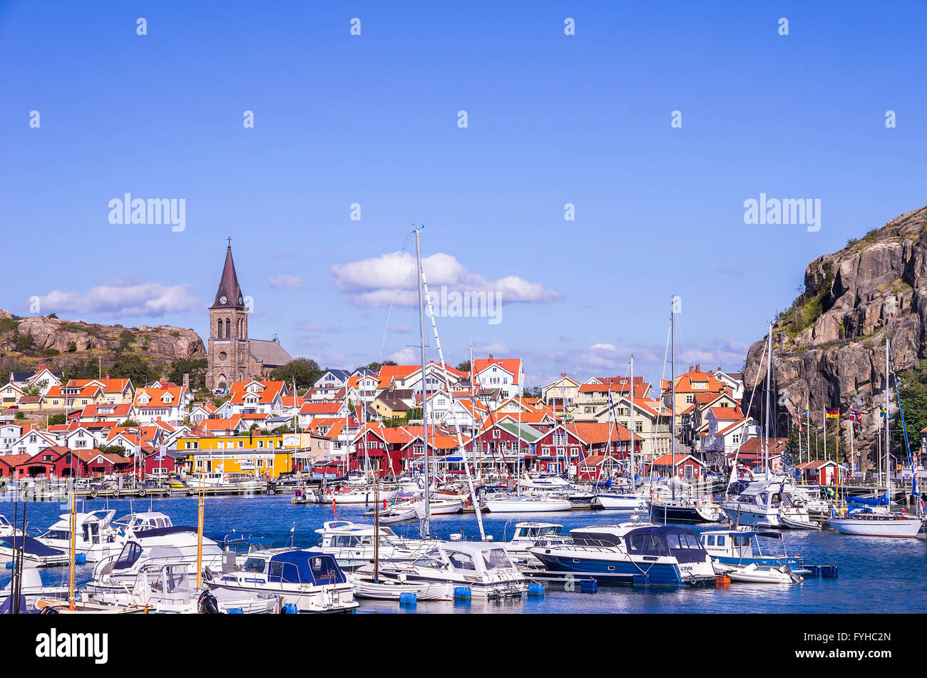 Donnant sur le front de mer et l'église du village de pêcheurs de In Kitchen dans le comté, la Suède. Sweden Banque D'Images