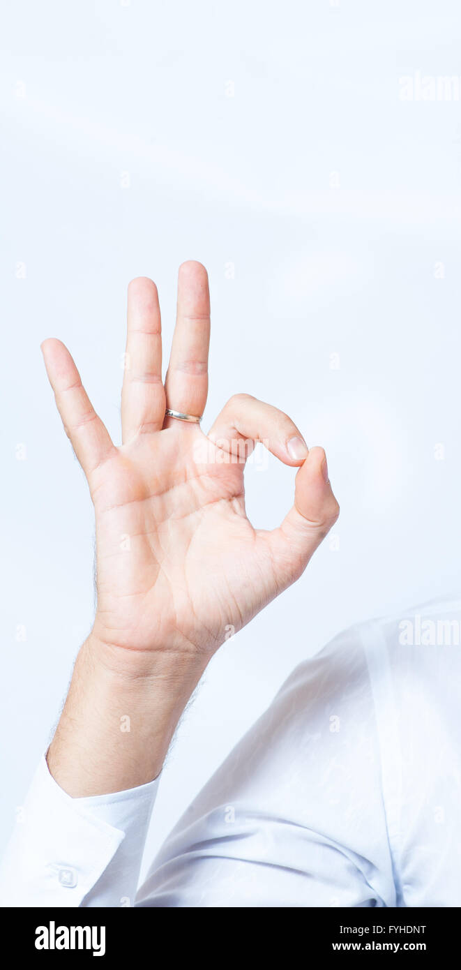 Businessman's hand showing OK sign, studio shot sur fond gris. La haute résolution Banque D'Images